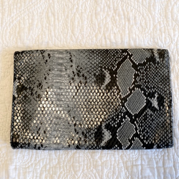 Snake print with snap front close envelope clutch - Picture 2 of 6